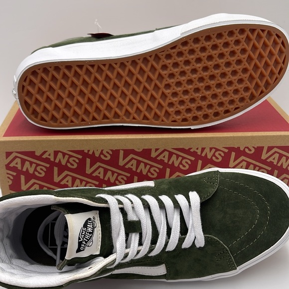 Vans WMNS Sk8-Hi Pig Suede Grape Leaf
VN0A&BVTS0K
SNEAKERS - Picture 3 of 16